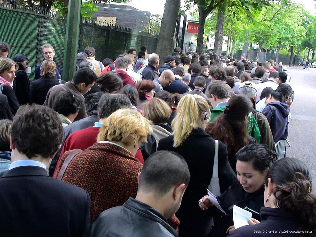 Crowd waiting to buy Roland Garros tickets