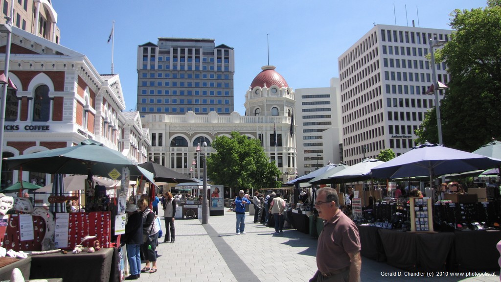 Tourist market in Cathedral Square