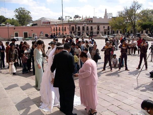 Wedding photographs on the steps of Parroquia de Nuestra Señora de Dolores