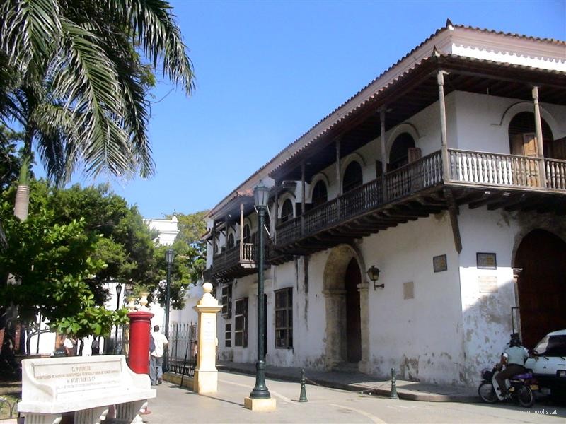 Colonial building on north side of Parque de Bolivar