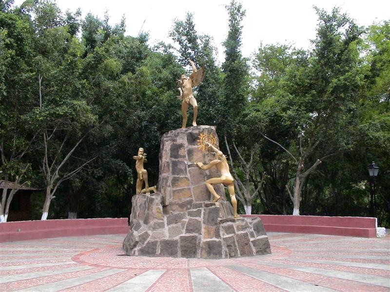 Statue on Malecon, outside Gallineral Park